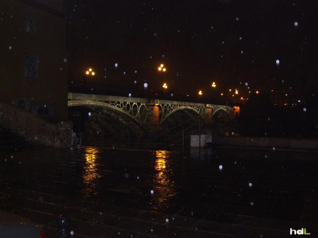 HDL Puente de Triana en una noche de lluvia. Sevilla